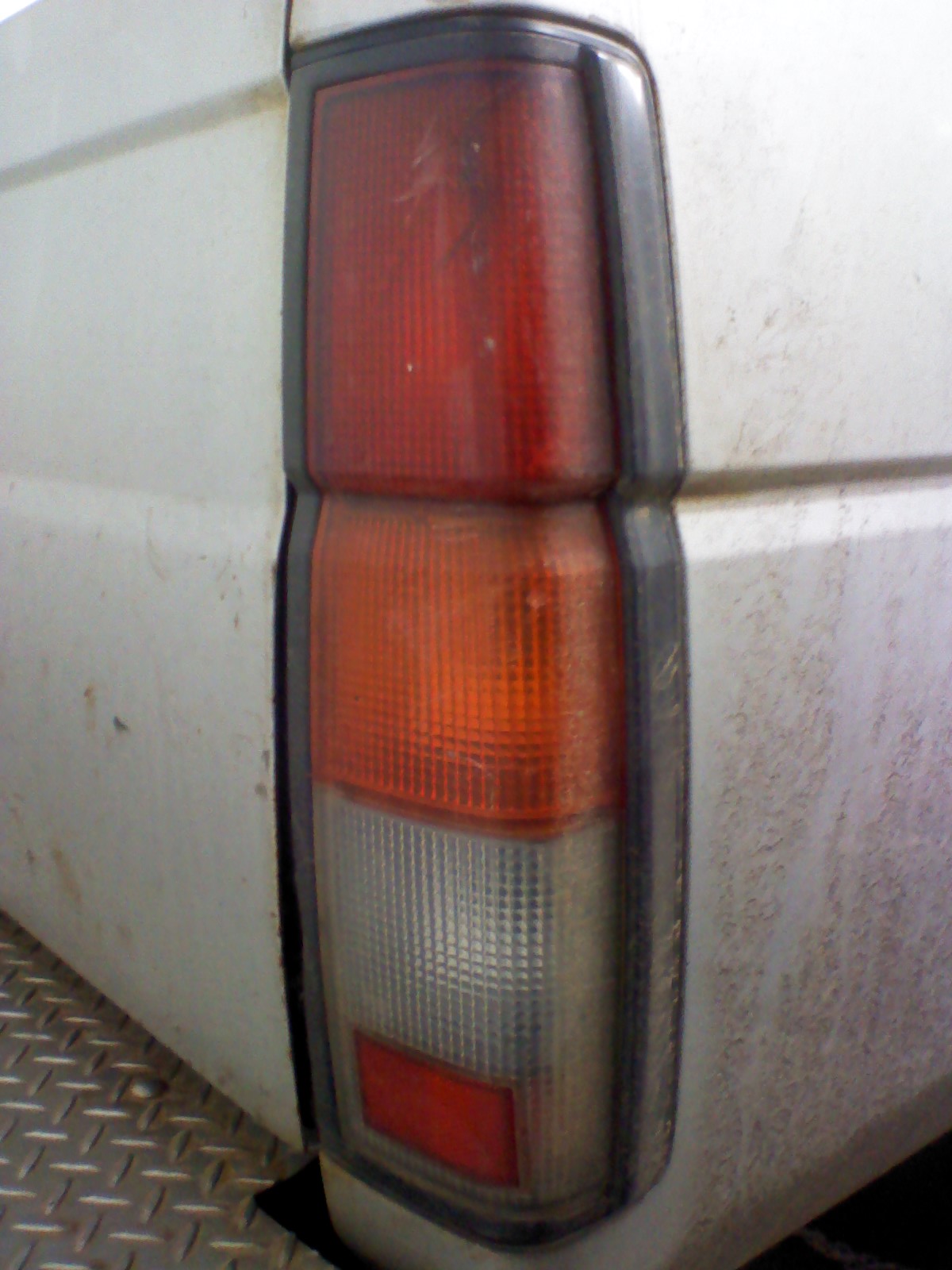 Nissan King Cab oświetlenie różne rodzaje lamp tylnych
